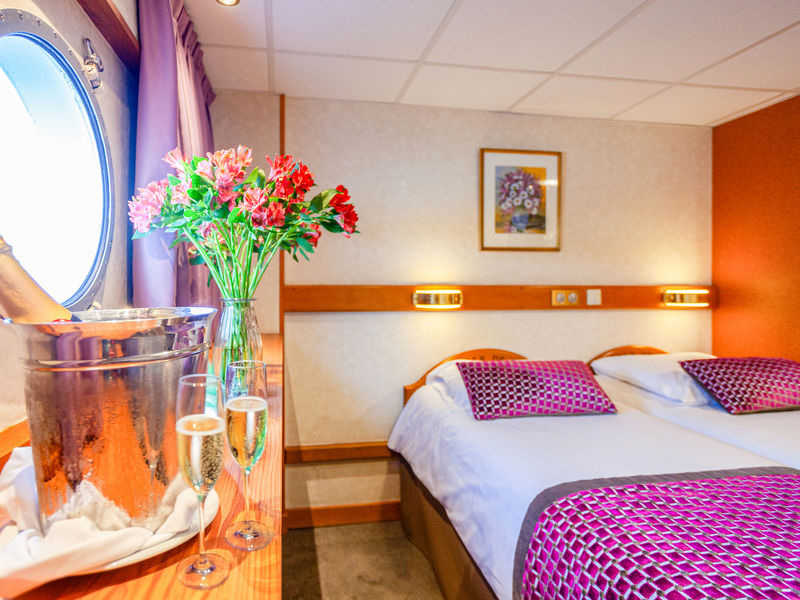 Main Deck 2 Adjustable Twin Beds Cat C